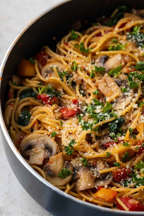 Vegetarian spaghetti with mushrooms, spinach and tomatoes makes an easy, healthy one-pot pasta dinner that’s ready in 25 minutes! Pasta Ideas Vegetarian, Veg Speggetti Recipes, Mushroom Bell Pepper Pasta, Healthy Dinner With Mushrooms, Spicy Mushroom Pasta, Meals With Spinach Dinners, Pasta With Mushrooms And Tomatoes, Veggie Pasta Dishes, Easy Fall Pasta Recipes