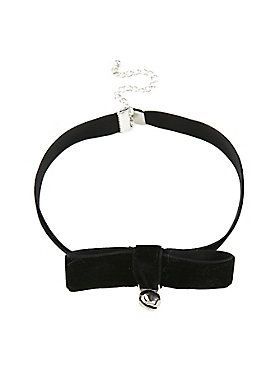 <p>You'll feel like you're always near your cat when you wear this black velvet choker from Blackheart. The little bell on the center of the bow rings just like the one on it's collar. How adorable!&nbsp;</p>  <ul> 	<li>11&quot; long with 3&quot; extender</li> 	<li>Alloy; man-made materials</li> 	<li>Imported</li> </ul> Bow Choker, Cool Girl Outfits, Black Velvet Bow, Dark Elegance, Black Velvet Choker, Anime Jewelry, Alternative Style, Bow Ring, Silver Bells