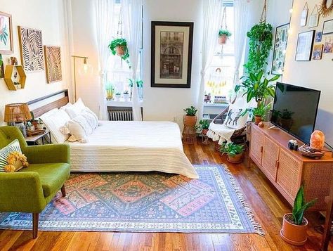 💥 Countdown to 2021! 💥 We're looking back on all of the amazing homes we've toured this year by sharing our most-liked photos of the past… Ny Apartment, Studio Apartment Living, Tiny Furniture, Apartment Decoration, Deco Studio, New York City Apartment, Beautiful Bedroom, Design Apartment, Kitchen Decorating