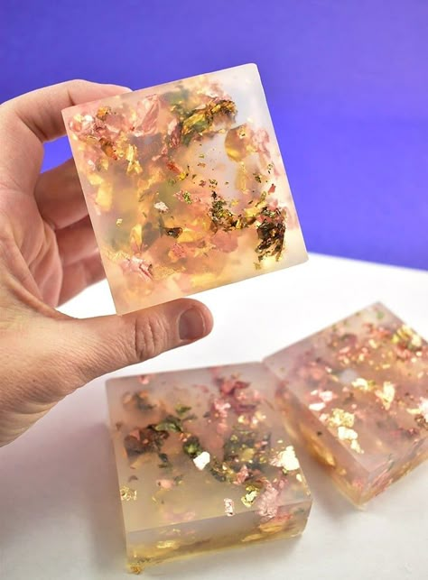 10-Minute Luxe Gold Flecked Soap ⋆ Dream a Little Bigger Soap Melt And Pour, Soap Display, Handmade Soap Recipes, Fancy Soap, Fiesta Tropical, Soap Recipe, Soap Ideas, Homemade Soap Recipes, Melt And Pour