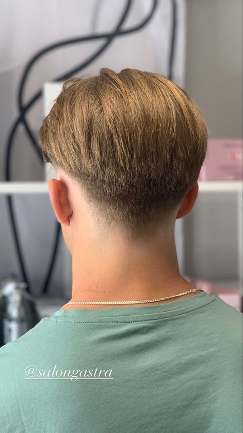 Short Center Part Hair, Middle Part Hairstyles Men, Hair Barber, Middle Part Hairstyles, Mens Fade, Short Hair Undercut, Mens Haircuts Fade, Blonde Guys, Middle Part