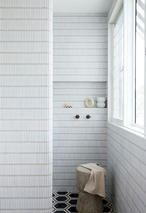 Finger Tiles Bathroom, Finger Tiles, Dekorere Bad, Clad Home, Beautiful Bathroom Designs, Tiles Bathroom, Contemporary Bathroom Designs, Kitchen Splashback, Mosaic Wall Tiles