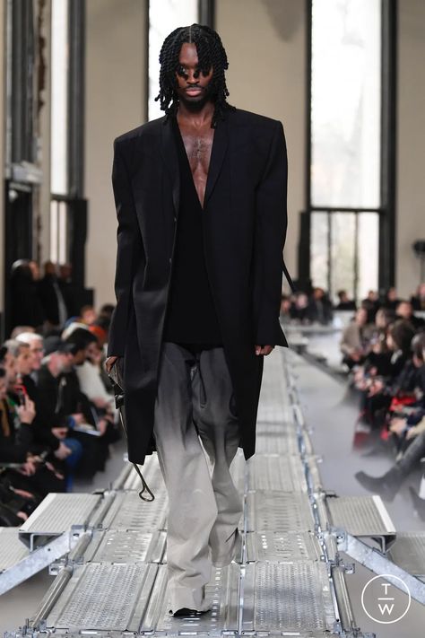 Mens Avant Garde, Grunge Life, Rick Owens Outfit, Extreme Beauty, Mens Aesthetic, High Fashion Runway, Model Runway, Runway Model, Male Models Poses