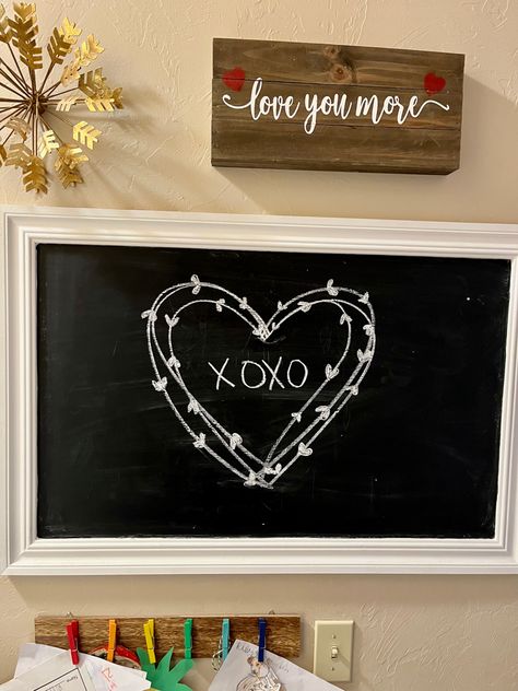 Simple heart wreath XOXO chalkboard with my favorite white chalkboard pens! #valentines #affiliate Valentine Chalkboard Art Easy, February Chalkboard Art, Valentine’s Day Chalkboard Art, Valentines Day Chalkboard Art, February Chalkboard Ideas, Valentines Chalkboard Art, Valentine Chalkboard Ideas, Simple Chalkboard Art, Valentines Chalkboard