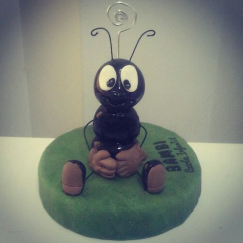 Hormiga de fondant ant sugarpaste cake topper Ant Cake, Sugarpaste Cake, 2 Birthday, Bugs And Insects, Fancy Cakes, Lizards, No Bake Desserts, Cake Ideas, Ants