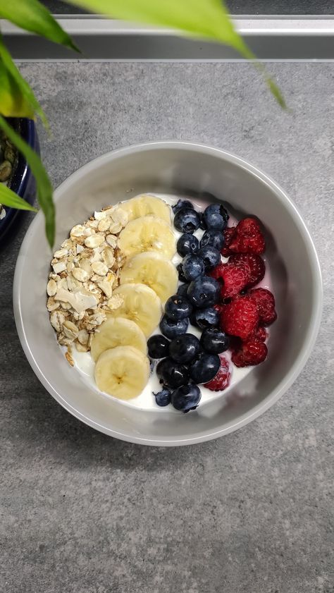 Healthy and low calorie breakfast Low Calorie Yogurt Bowls, Healthy Food Low Calorie, Breakfast For Fat Loss, Healthy Low Calorie Breakfast, Low Cal Breakfast, Calorie Breakfast, Yogurt Bowls, Low Calorie Breakfast, 2024 Board