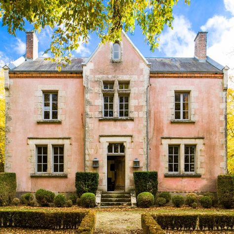 Pink House Exterior, French Country Bedrooms, Pink Cottage, Country Cottage Decor, Country Retreat, Pink House, Georgian Homes, French Cottage, Pink Houses