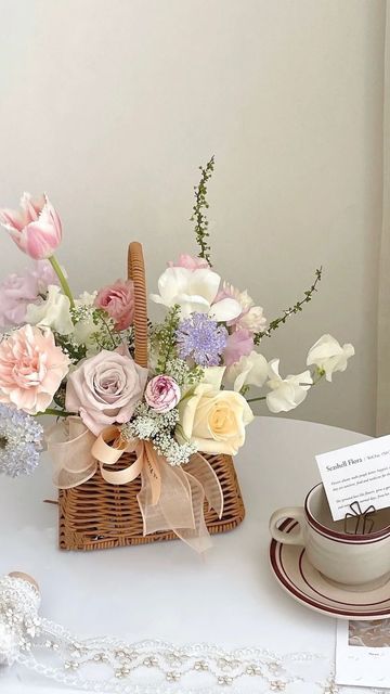 Flower Gift Box Design, Flower Giveaway Ideas, Flower Arrangements In A Basket, Easter Flower Bouquet, Korean Florist, Flower Basket Arrangement, Flower Gift Basket, Easter Flower Basket, Box Flower Arrangement