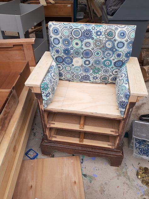 Redoing Dresser, Nightstand Transformation, Nightstand Chair, Chair Transformation, Diy Kids Chair, Diy Furniture Flip, Upcycle Furniture, Chair Redo, Furniture Upcycling