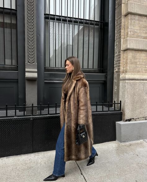 Chocolate Fur Coat Outfit, Winter Looks For Women Cold Weather, Brown Fur Coat Outfit, Hanna Schonberg, Long Brown Coat, Coastal Cowgirl Aesthetic, Ig Poses, Brown Fur Coat, Fur Coat Outfit