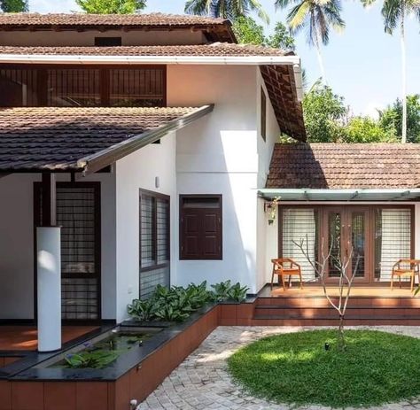 Tress Work Roof Kerala, House Exterior Kerala, Contemporary House Exterior Kerala, Kerala Traditional House, Indian House Exterior Design, Kerala Architecture, House Redesign, Contemporary House Exterior, Indian Home Design