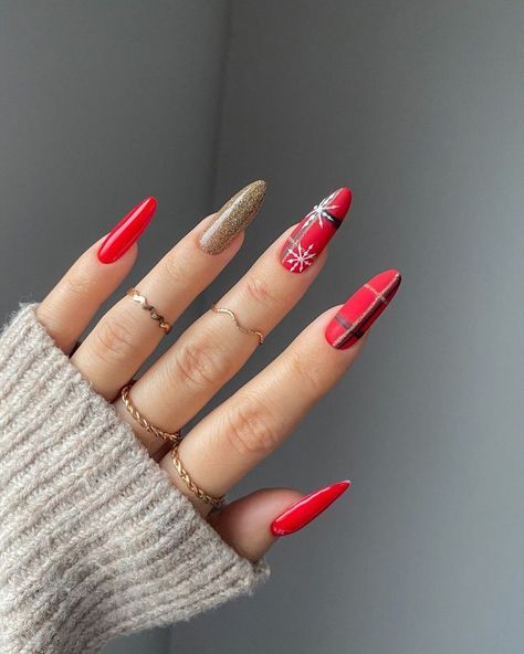 This striking nail design features a mix of bold red, glittering gold, and plaid patterns, accented with delicate white snowflakes. The combination of patterns and colors brings a festive yet chic vibe, perfect for holiday parties and winter outings. Gold Plaid Nails, Christmas Nails Plaid, Plaid Nails Christmas, Nails With Snowflakes, Nails Plaid, Nails For Winter, Red Christmas Nails, Plaid Nails, Dip Nails