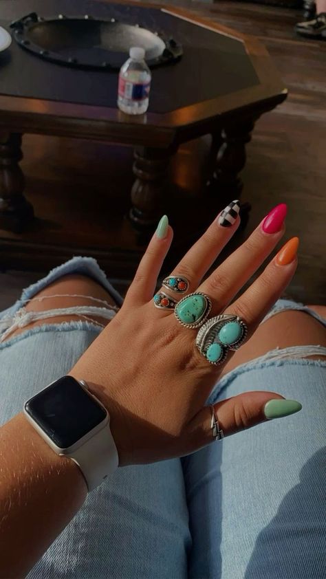 Punchy Cowgirl Nails, Halloween Western Nails, Western Fall Nail Ideas, Square Western Nails, Bright Western Nails, Neon Western Nails, Cute Nails Western, Western Nails Almond, Almond Western Nails