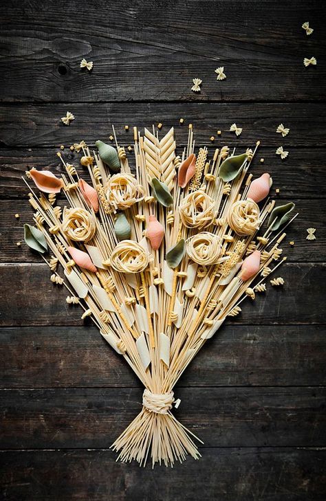 Bouquet made of diffrent kind of Pastas | pasta . Pasta . pâte | Food. Art + Style. Photography: Food on black by Marion Luttenberger | Design Cibo, Noodle Art, Flowers Creative, Pasta Art, Nature Creative, Food Art Photography, Unique Pictures, Food Photography Inspiration, Photography Flowers