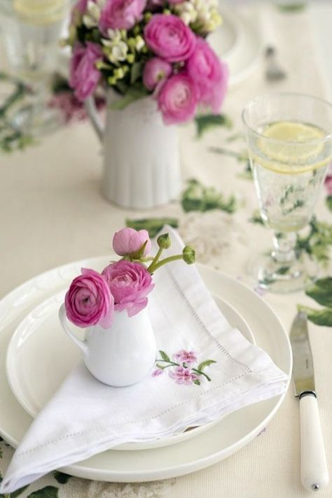 Spring Place Settings, White Wedding Table Setting, Pretty Table Settings, Tafel Decor, Wedding Table Flowers, Beautiful Table Settings, Flower Landscape, Pretty Tables, Spring Table