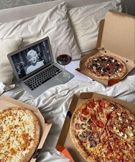 Birthday Movie Night, Movie Night Snacks, Vinyl Aesthetic, New Pizza, Pizza Food, Picnic Date, People Food, Life Routines, Pizza Night