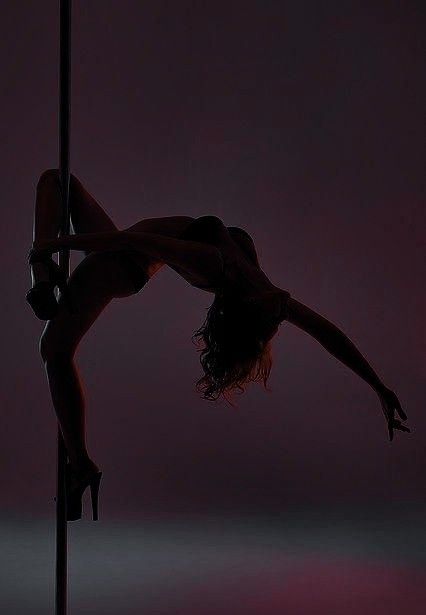 Pole Poses Photo Shoots, Transférer Des Photos, Seductive Photos, Dance Aesthetic, Pole Moves, Pole Dancing Fitness, Pole Dance Moves, Dancing Aesthetic, Foto Poses