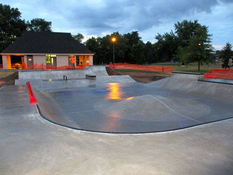 Skateparks for a small foot print — Evergreen Skateparks Garden Skatepark, Backyard Concrete, Backyard Skatepark, Skateboard Room, Skatepark Design, Backyard Guest Houses, Eau Claire Wisconsin, Skateboard Park, Diy Backyard Patio