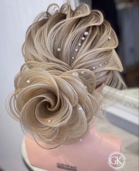 Bridal Hair Bun, Peinados Hair Styles, Creative Hair Color, Bridal Hair Buns, Beautiful Braided Hair, Elegant Wedding Hair, Hairstyles For Layered Hair, Long Hair Wedding Styles, Long Hair Color