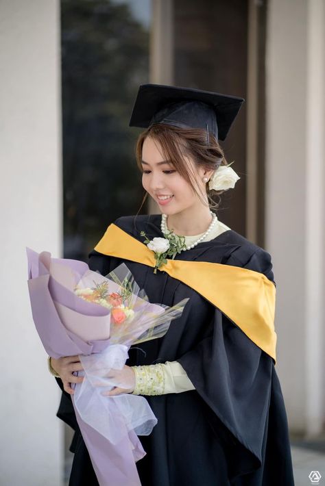 Graduation Dress University, Phoenix Painting, Burmese Dress, Beautiful Party Dresses, Myanmar Art, Apple Photo, Wedding Photo Studio, Graduation Photography Poses, Jelly Wallpaper