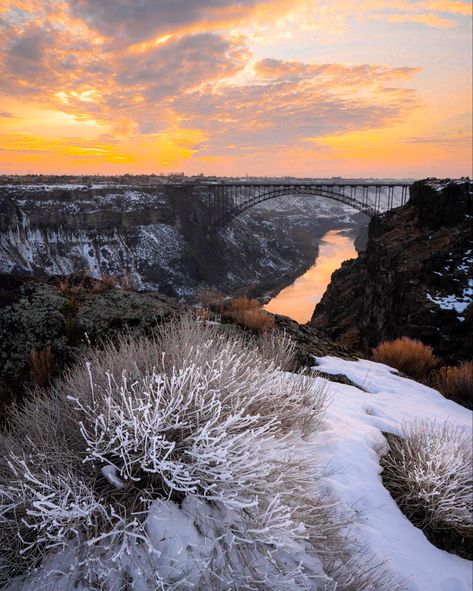 Sunset over Twin Falls Perrine Bridge Idaho Aesthetic, Idaho Adventure, Coeur D'alene Idaho, Southern Idaho, Twin Falls Idaho, Craters Of The Moon, Idaho Travel, Vacation Goals, Twin Falls