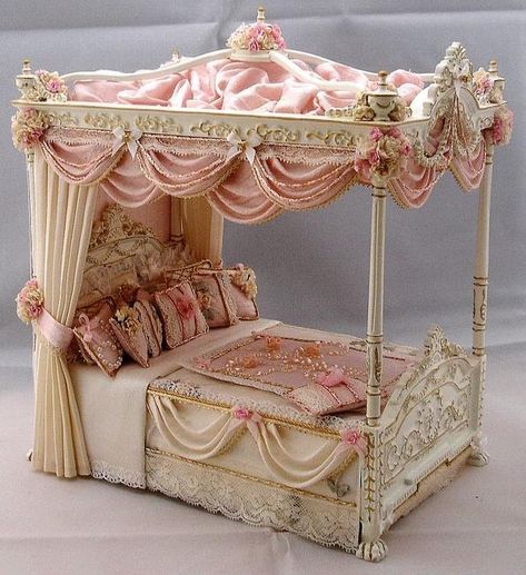 Beautiful ♥ Dollhouse Beds, Fabric Tutorial, Dollhouse Bed, Dollhouse Bedroom, Mini Doll House, Doll House Crafts, Victorian Dollhouse, Dolls House Interiors, Doll Beds