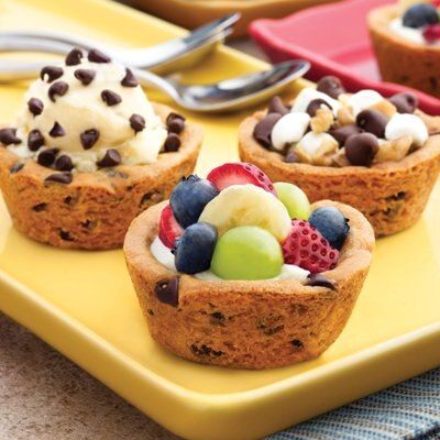 Make it Your Way Cookie Cups Toll House, Torte Cupcake, Cookie Cups, Snacks Für Party, Think Food, Yummy Sweets, Eat Dessert, Mini Desserts, Puddings