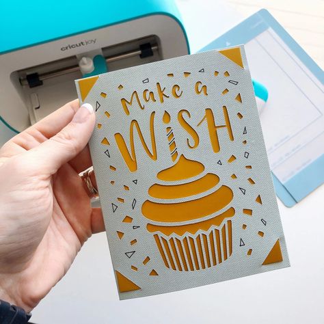 easy Cricut Joy birthday card Joy Cricut, Kartu Ulang Tahun Diy, Cricut Birthday Cards, Craft Cart, Cricut Birthday, Anniversaire Diy, Free Birthday Card, Joy Cards, Free Cricut