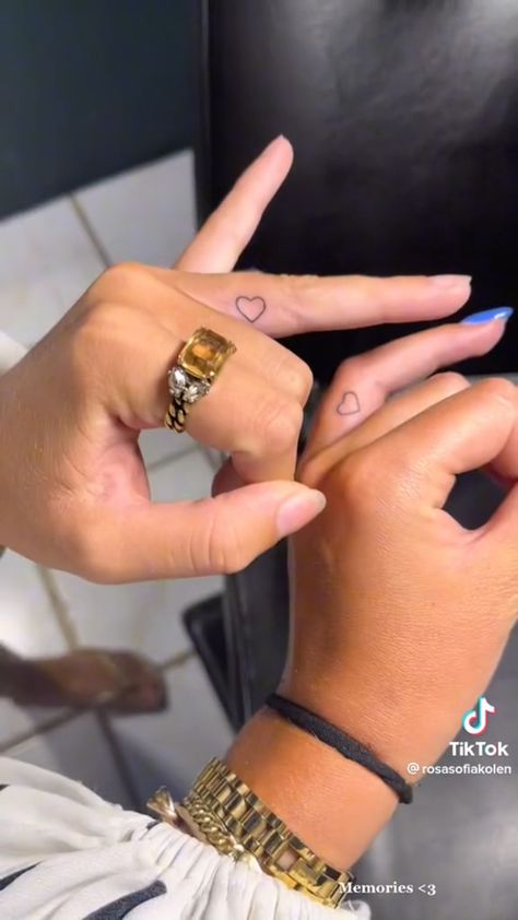 Finger Tattoo Heart, Heart Tattoo On Finger, Small Heart Tattoos, Bestie Tattoo, Stylish Tattoo, Dream Tattoos, Matching Tattoos, Wild Child, Tattoo Inspo