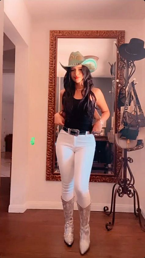 Angela Aguilar, Country Style Outfits, Looks Country, Affordable Fashion Women, Female Singers, Cowgirl Style, Looks Vintage, Outfits Casuales, Outfits Aesthetic