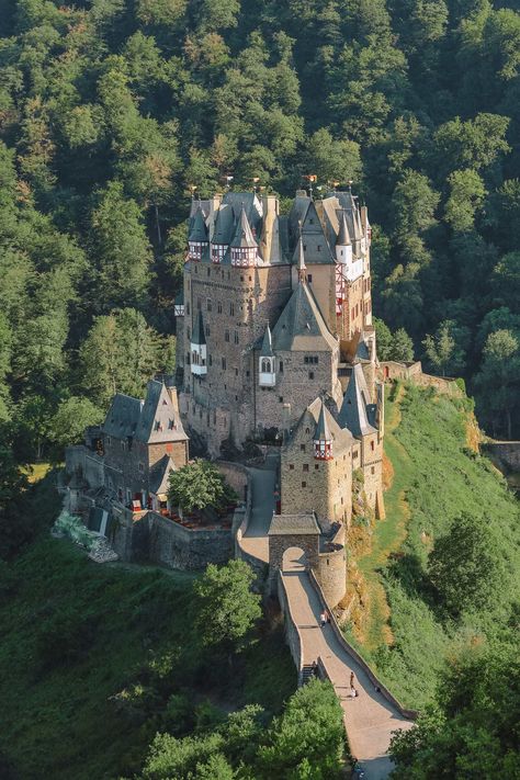 Eltz Castle, Beautiful Germany, Germany Photography, Germany Castles, Zoella, Amsterdam Travel, Chateau France, Fairytale Castle, Beautiful Castles