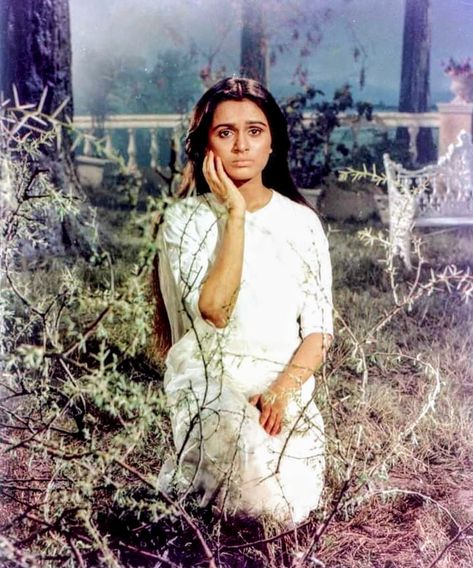 Padmini Kolhapure Suraj Pancholi, Padmini Kolhapure, Bollywood Pictures, Indian Cinema, Hrithik Roshan, Bollywood Actress, 1970s, Long Sleeve Dress, Actresses