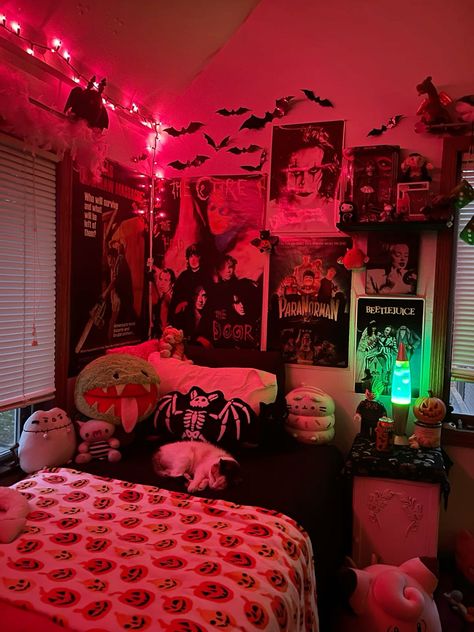 Horror Movie Bedroom, Feminine Dorm Room, Movie Bedroom, Horror Room, Gothic Decor Bedroom, Scene Room, Gothic Room, Hangout Room, Chill Room