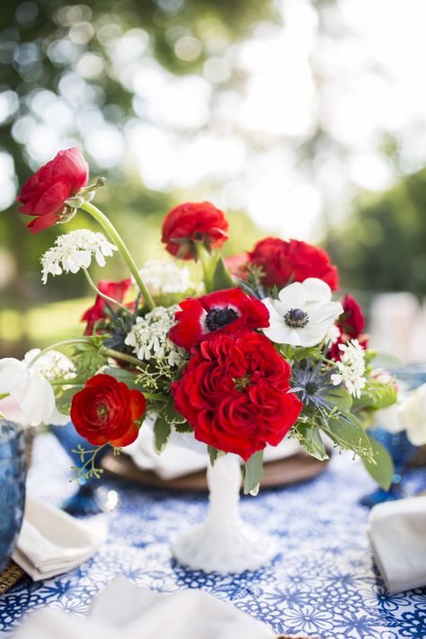 Fancy Fourth Of July Party, Classy Fourth Of July Party, Elegant 4th Of July Decor, Classy 4th Of July Decorations, Holiday Installation, Navy Party Themes, 4th Of July Tablescapes, Americana Party, Patriotic Party Decorations