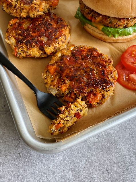 Quinoa Veggie Burgers - Something Nutritious Quinoa Veggie Burger, Homemade Chipotle, Lentil Tacos, Quinoa Burgers, Lentil Burgers, Veggie Burgers, Bean Burger, Food Babe, Veggie Burger