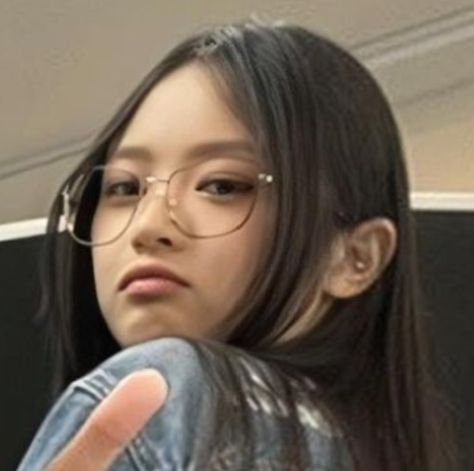 minji hanni newjeans matching icons pfps kpop Matching Pfp Kpop Newjeans, Minji And Hanni Matching Pfp, Hanni And Minji Newjeans Matching Icons, Hanni And Danielle Matching Pfp, Bbangsaz Matching Icons, Newjeans Matching Pfp, Newjeans Matching Icons, Kpop Matching Pfp, Pfps Kpop