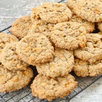 Butterscotch Cookies Recipes, Oatmeal Butterscotch, Oatmeal Scotchies, Oatmeal Dessert, Oatmeal Butterscotch Cookies, Strawberry Oatmeal Bars, Oatmeal Raisin Cookies Chewy, Cookie Recipes Chewy, Butterscotch Cookies