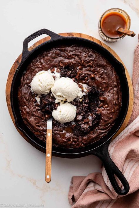 With its combination of melted chocolate, cocoa powder, and chocolate chips, this skillet brownie is for devoted chocolate lovers only. Easy to make, no mixer required, and ready to eat in about an hour... it's quite possibly the richest, most decadent thing to ever grace your cast-iron skillet. Recipe on sallysbakingaddiction.com Chocolate Chip Cookie Pizza, Skillet Brownie, Homemade Strawberry Shortcake, Giant Chocolate Chip Cookie, Easy Dessert Recipes Quick, Quick Dessert Recipes, Quick Dessert, Sally's Baking, Dessert For Two