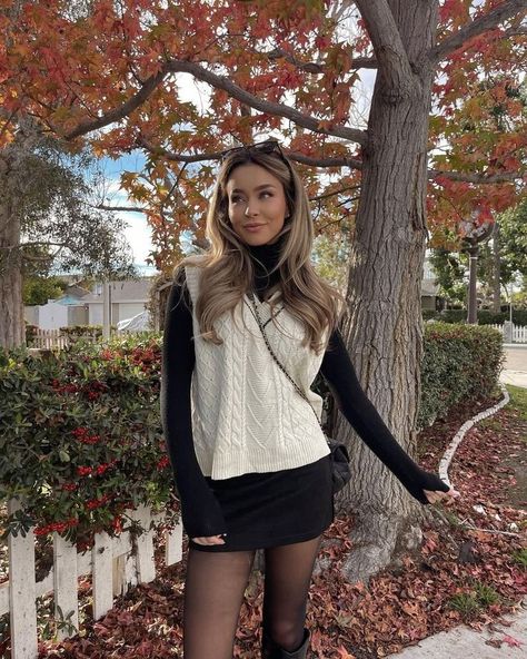 Sierra Furtado Hair, Winter Vest Outfits, Outfit With Vest, Fall Vest Outfits, Sweater Vest Outfit Women, Sierra Furtado, Knit Vest Outfit, Skirt Outfits Aesthetic, Sweater Vest Outfit