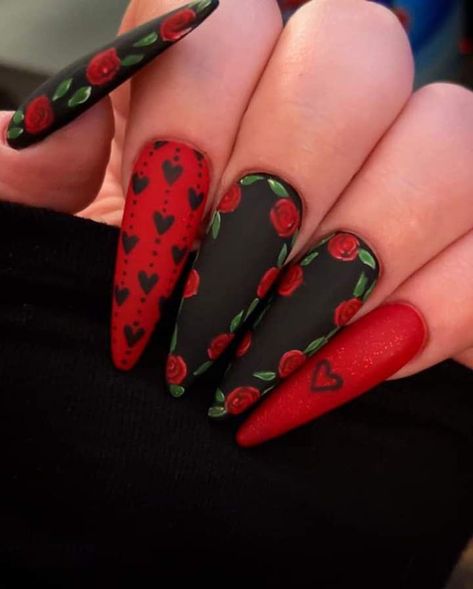 Queen Of Hearts Nail Ideas, Heartbreak Nail Designs, Halloween Valentines Nails, Creepy Valentines Nails, Spooky Valentines Nails, Moto Nails, Harley Quinn Nails Designs, Goth Valentines Day Nails, Queen Of Hearts Nails Designs