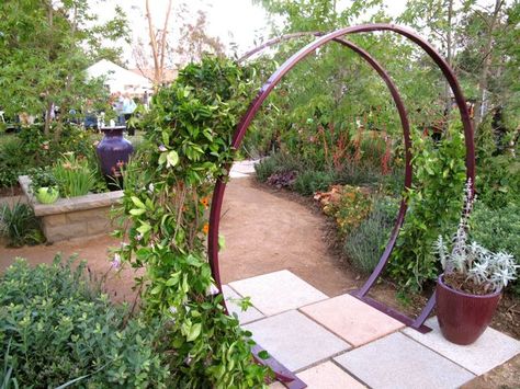 Modern Sculptures for the Garden: Terra Trellis : Gardenista Modern Arbor, Garden Trellis Designs, Arbors Trellis, Diy Trellis, Garden Vines, Garden Arches, Garden Arbor, Classic Garden, Trellis Design