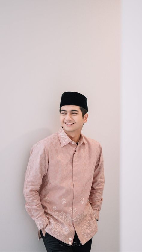 Pose Lamaran, Male Posing, Pose Pengantin, Engagement Photography Poses, Wedding Pose, Engagement Shots, Engagement Pictures Poses, Engagement Poses, Photo Wedding