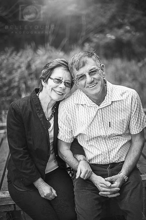 Old Couple Photography, Older Couple Poses, Older Couple Photography, Parents Photography, Couple Senior Pictures, Older Couple, Anniversary Photography, Elderly Couples, Couples Portrait