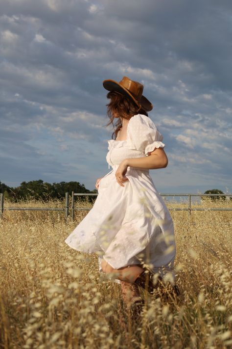 #cowgirlfashion #cowboyhat #aesthetic #cowgirl #field Farm Woman Aesthetic, Country Woman Aesthetic, Cottagecore Cowgirl Aesthetic, Farm Girl Outfits Aesthetic, East Coast Cowgirl, Soft Cowgirl Outfit, Cottage Cowgirl Aesthetic, Farm Girl Aesthetic Outfits, Hoedown Outfits