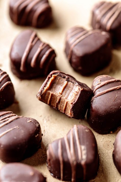 Praline Chocolate, Pecan Pralines, Think Food, Chocolate Truffles, Candy Recipes, Cookie Bars, Yummy Food Dessert, Food Cravings, Chocolate Recipes