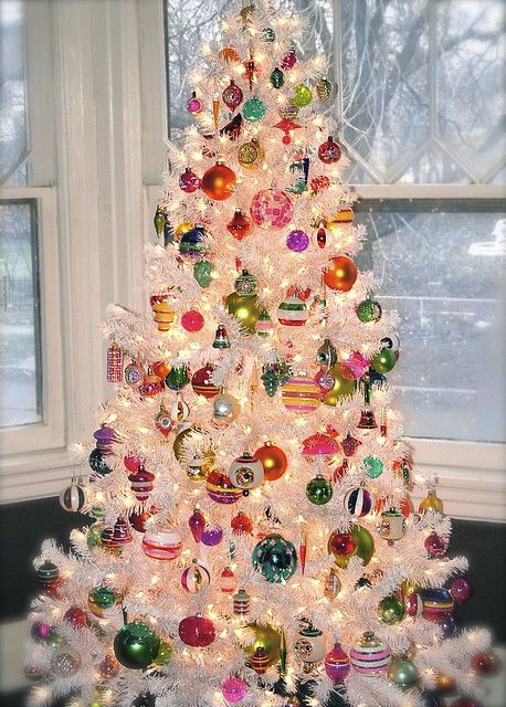 White Christmas Tree Decorations, Vintage Christmas Tree Decorations, Retro Christmas Decorations, Modern Christmas Tree, A White Christmas, Christmas Tree Inspiration, White Christmas Trees, Colorful Christmas, Christmas Tree With Gifts