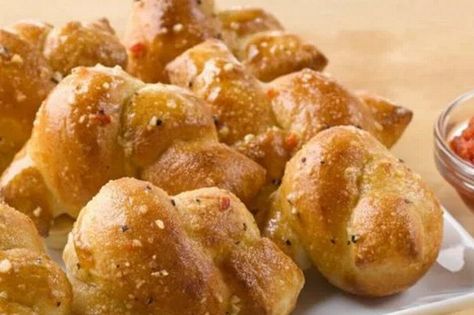 Papa Johns Garlic Knots, Papa Johns Breadsticks Recipe, Papa Johns Cheese Sticks, Papa Johns Breadsticks, Garlic Parmesan Breadsticks, Parmesan Breadsticks, Garlic Breadsticks Recipe, Breadsticks Recipe, Papa John