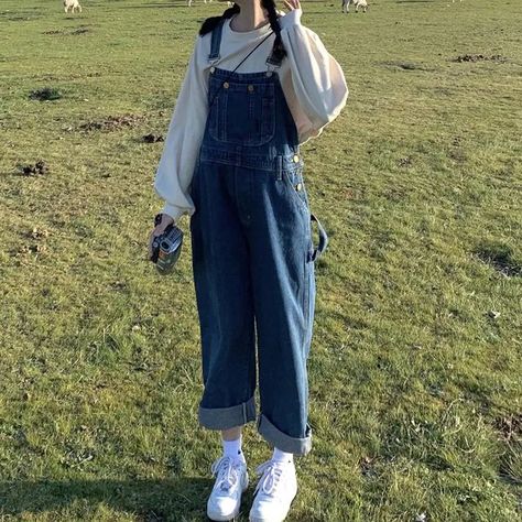 Dungaree Outfit, Trajes Country, Denim Dungaree, Overalls Outfit, Salopette Jeans, Denim Dungarees, 90's Fashion, Jean Overalls, Loose Jeans