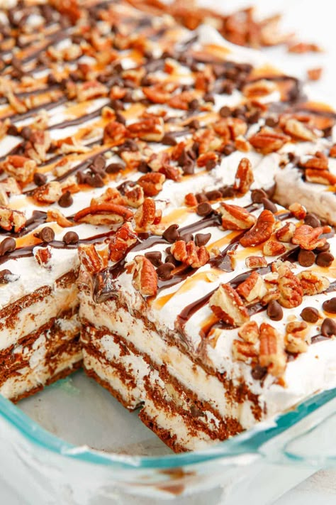 Turtle Ice Cream Sandwich Cake - This decadent no-bake summer dessert has layers of ice cream sandwiches, chocolate, caramel and pecans. It's quick to prep, perfectly sweet and cold. Try adding salted pretzels crumbles for a salted Carmel flavor. Desserts Made With Ice Cream Sandwiches, Easy Ice Cream Cake With Ice Cream Sandwiches, Ice Cream Cake Using Ice Cream Sandwich, Ice Cream Sandwich Cake Peanut Butter, Turtle Ice Cream Pie, Ice Cream Sandwich Cake Recipe, Layered Ice Cream Cake, Ice Cream Sandwich Dessert, Turtle Ice Cream