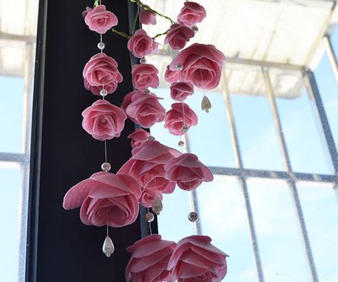 Wanna make some beautiful wind chimes for your house at weekends? How about this beautiful pink rose wind chime with pearl dangles? Diy Paper Flowers Tutorial, Paper Flower Diy, How To Make Pink, Felt Rose, Flower Mobile, Felt Roses, Fabric Flower Tutorial, Easy Handmade, Felt Flower Headband